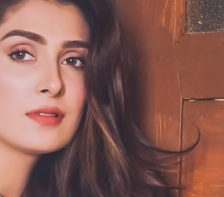 ayeza Khan struggles celebrity mother