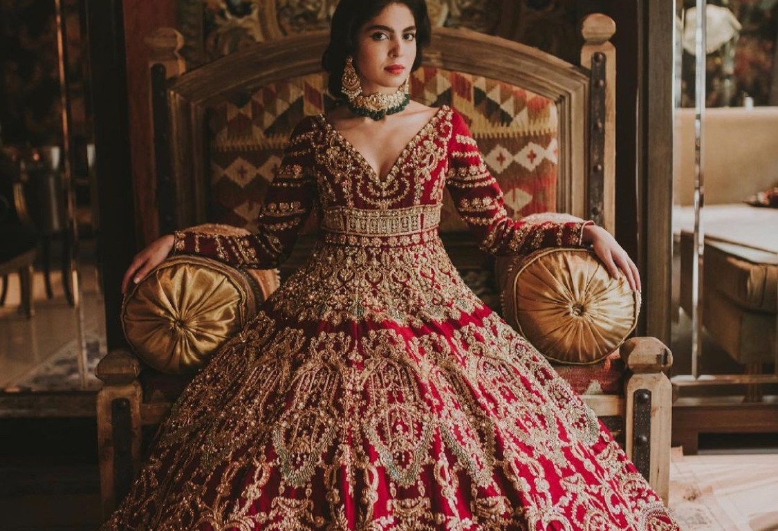 red bridal lehnga